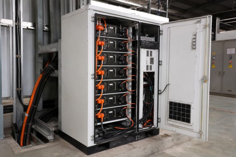 La elección del conector BESS de 1500 V depende, en primer lugar, de la ubicación física del armario: conector naranja de almacenamiento de energía en un bastidor de baterías
